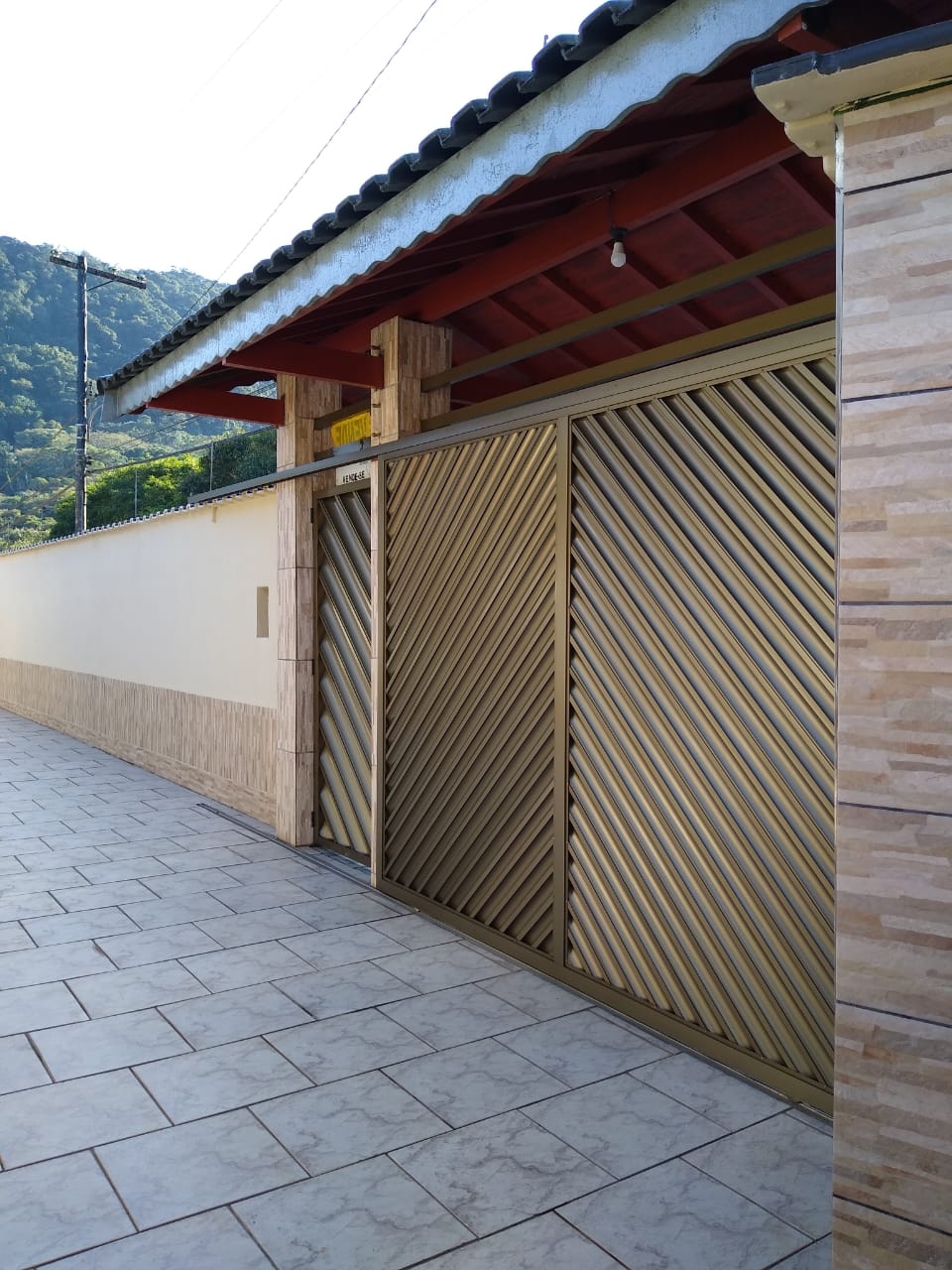 VENDO CASA COM 02 TERRENOS E P
